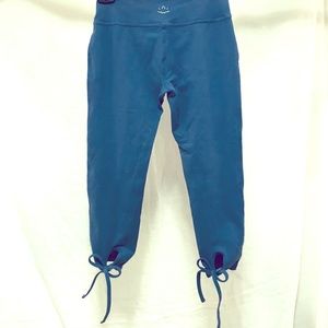 Beyond Yoga 🧘🏻‍♀️ Bow Tie backs. Capris!